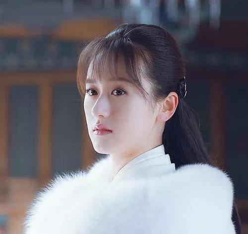 袁冰妍,老九门里的丫头,当时看的时候觉得她好清纯,好美,可惜剧中的她