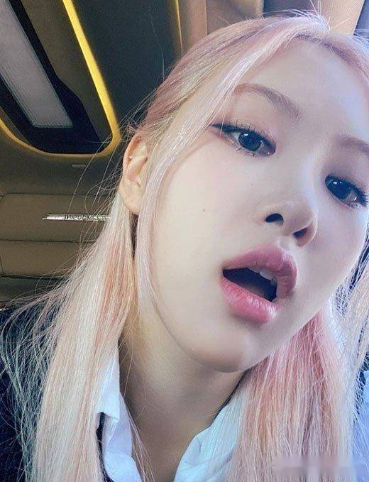 blackpink朴彩英晒"学生制服照",粉丝:肉肉小心展露_照片_罗斯朴_裙子