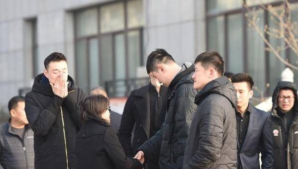 吉喆追悼会现场,闵鹿蕾露面显憔悴,秦晓雯拭泪焦健拥抱安慰_北京_首钢