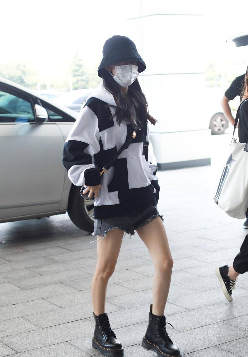 赵丽颖现身北京,卫衣搭配牛仔短裤,纤细的肌肉腿太抢镜了_黑色_时尚