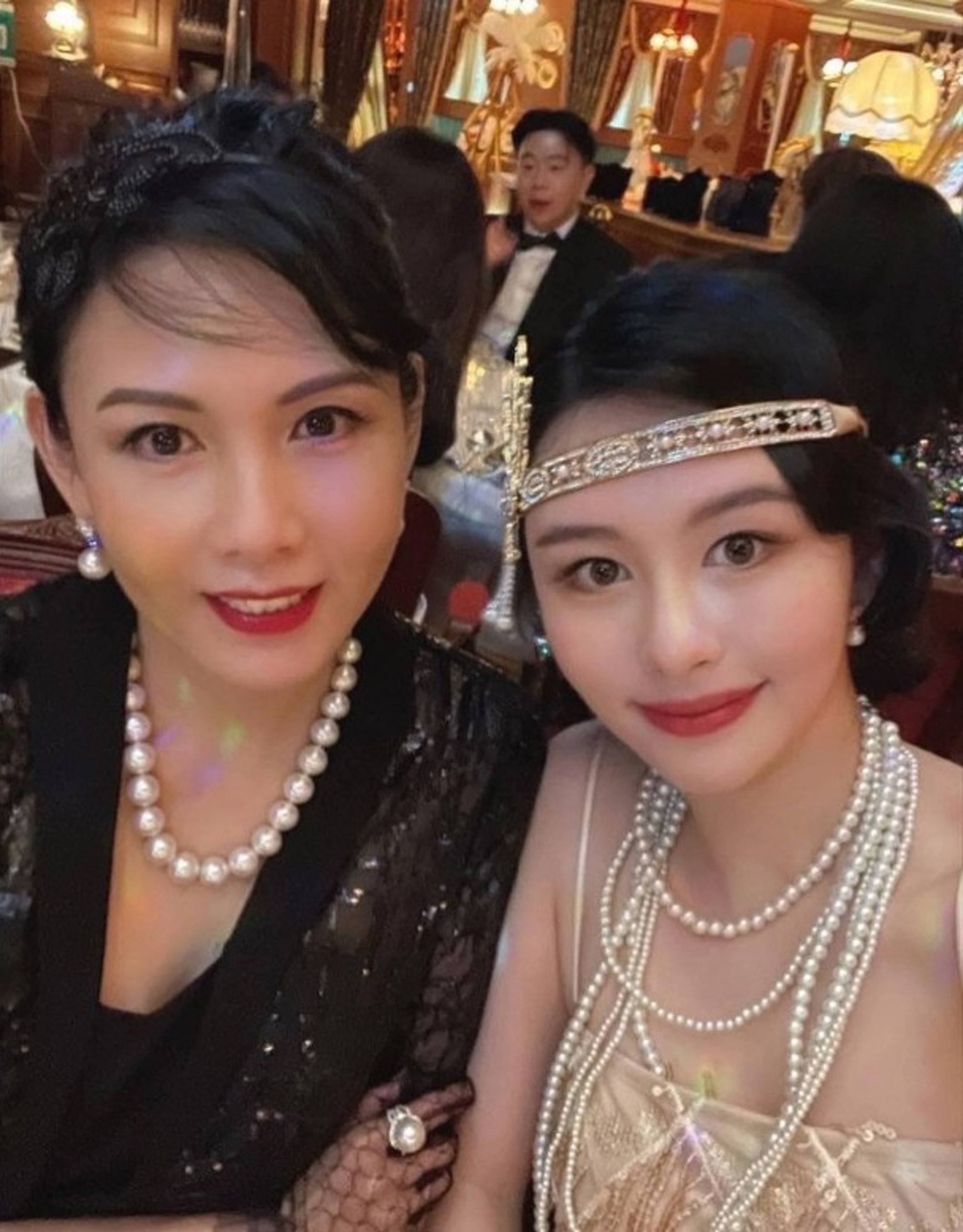 "最美星二代"沈月晒近照,穿吊带裙秀好身材,一颦一笑尽显媚态_邱淑贞