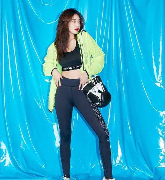 泫雅罕见穿健身衣,抬手露出"腹肌"后的她,让男粉都舍不得眨眼_身材