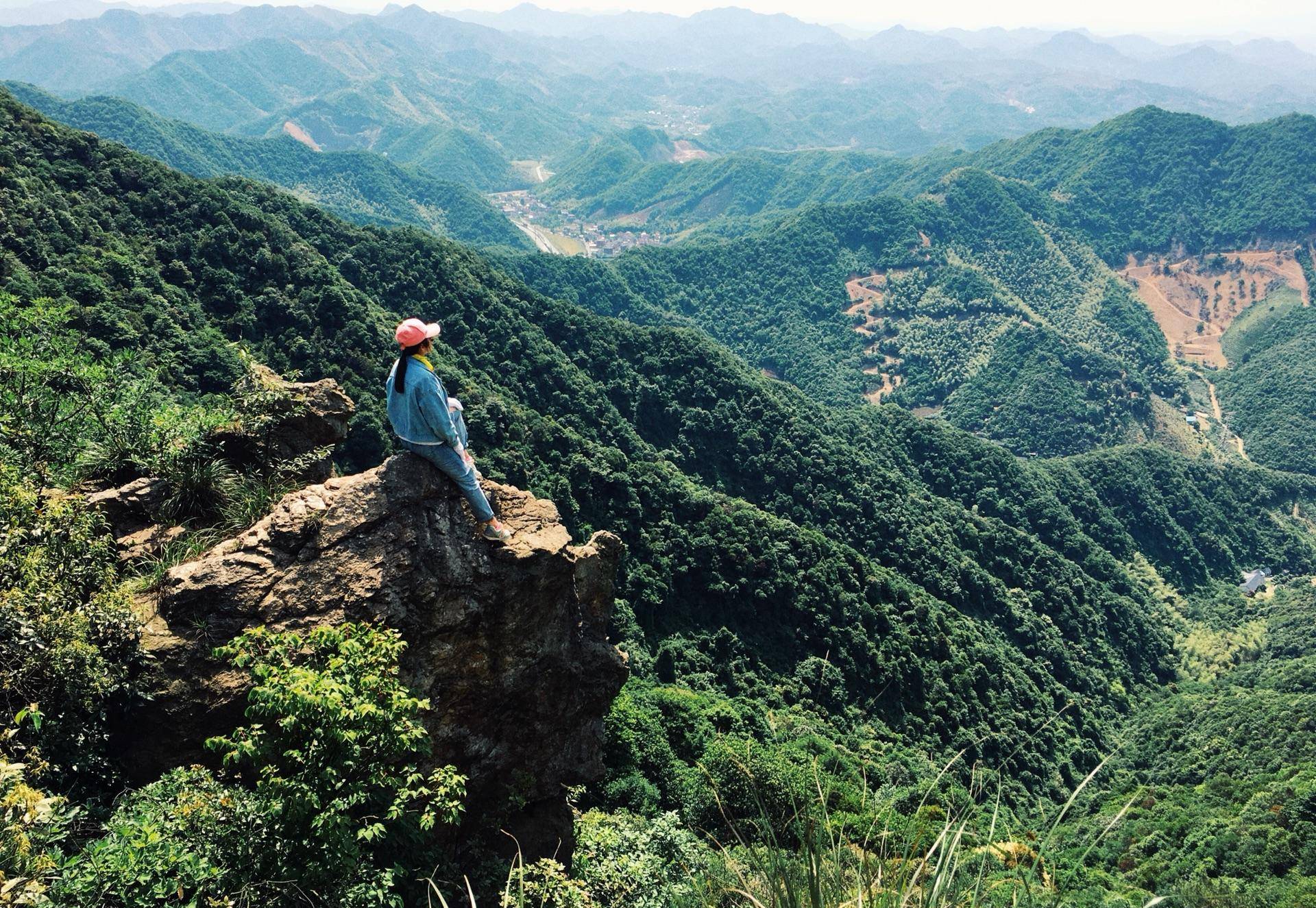 在龍塢,西山森林公園和午潮山國家森林公園兩座山脈都是戶外登山,散步