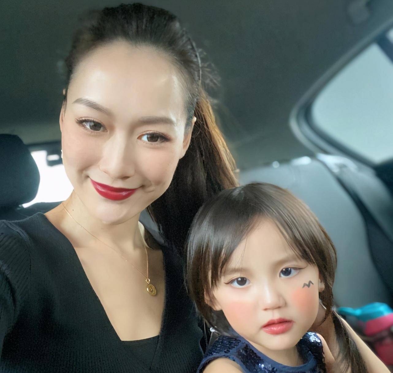 孙国豪夫妇为爱女庆生,杨泊霓身材有料,寿星女与爷爷秦汉隔代亲