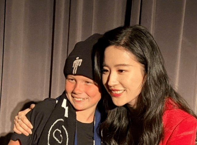 刘亦菲与国外粉丝合影,没有滤镜的镜头中,真实状态太仙了_角色_花木兰