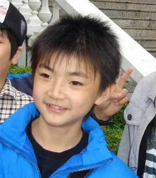 中国第一位入狱的童星:8岁爆火全网,12岁与女粉丝裸照视频_王欣逸