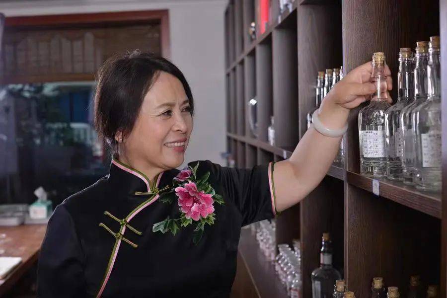 醉美大师|吴晓萍和她的传奇人生73重续吴家酒业_海清_酿酒_吴氏