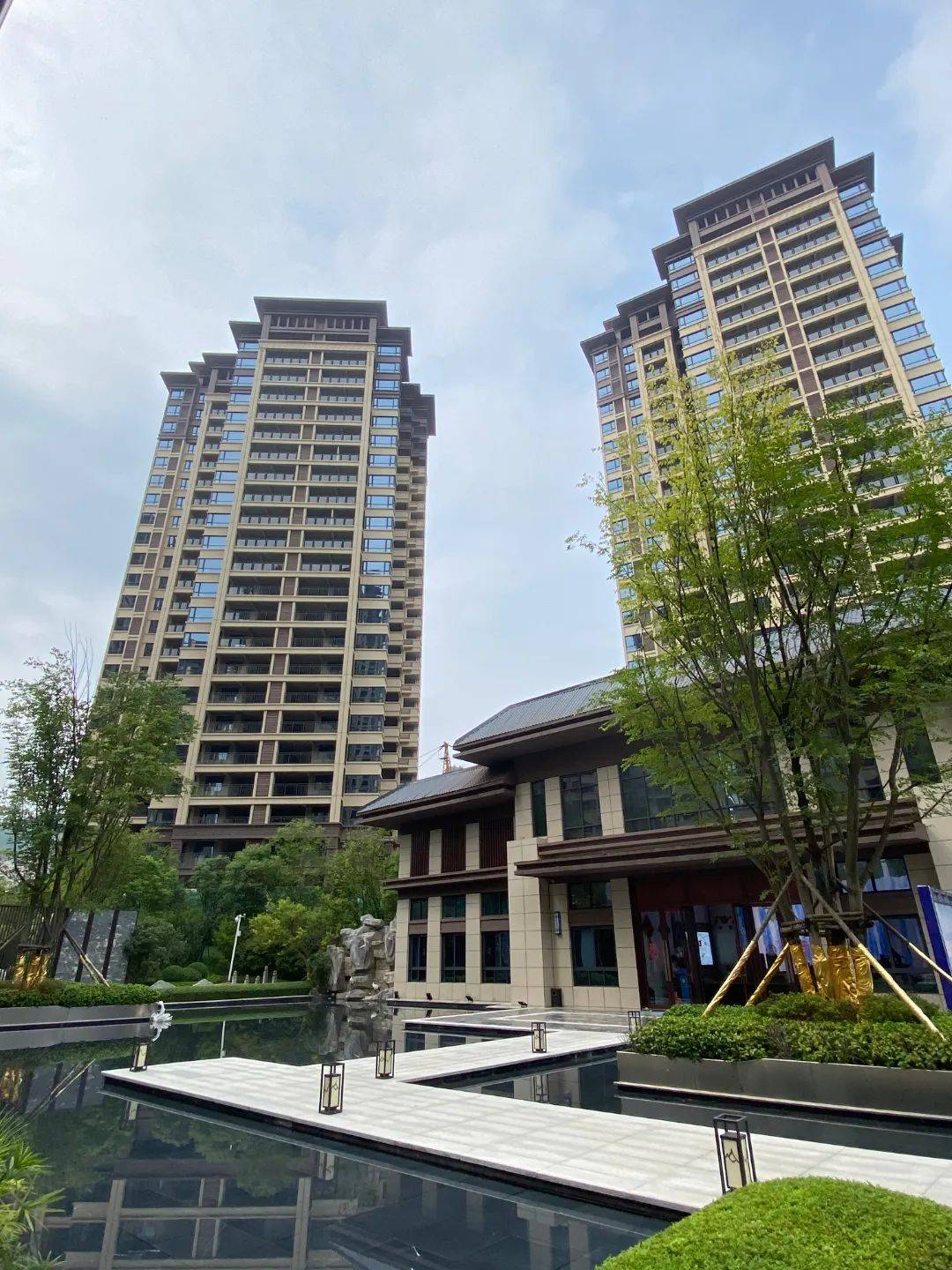 一期现房实拍一期中庭实拍翰林锦府一期即将交付使用,交付日期比合同