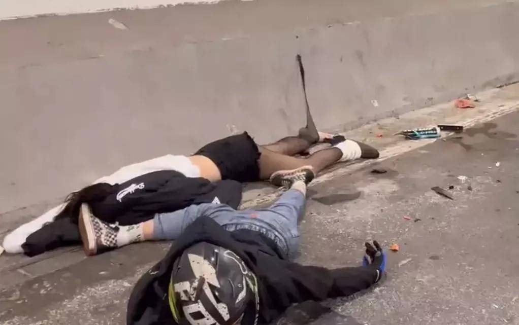 重庆突发惨案,严重摩托车车祸,4人全部死亡_生命_年轻人_黑色