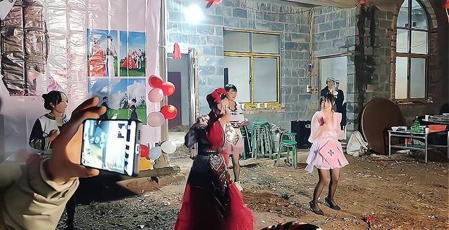 贵州:新人结婚当晚,新娘同伴娘热舞,混搭着装引热议_婚礼_网友_服装