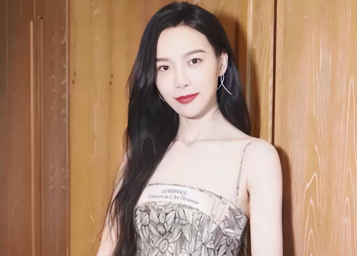 网红小贝饿了不顾镜头换衣服,吐槽婚宴桌席少,网友:想看姐夫_视频