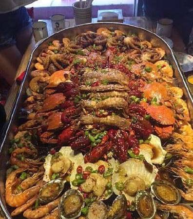 公司年终聚餐,这是领导请吃的海鲜大咖,让你吃到饱为止_一大_活动