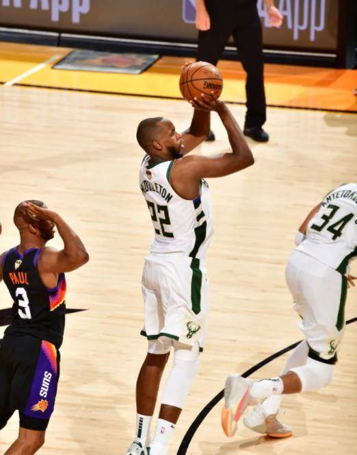 保罗遭遇垫脚,字母哥带伤复出,20 17难救主!_比赛_雄鹿_太阳队