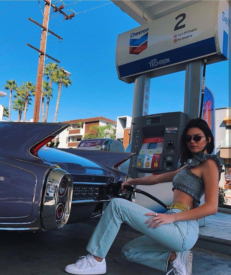 不愧是顶级麻豆,肯豆为私服专门配古董车,网友:我好酸_时尚女孩_穿着