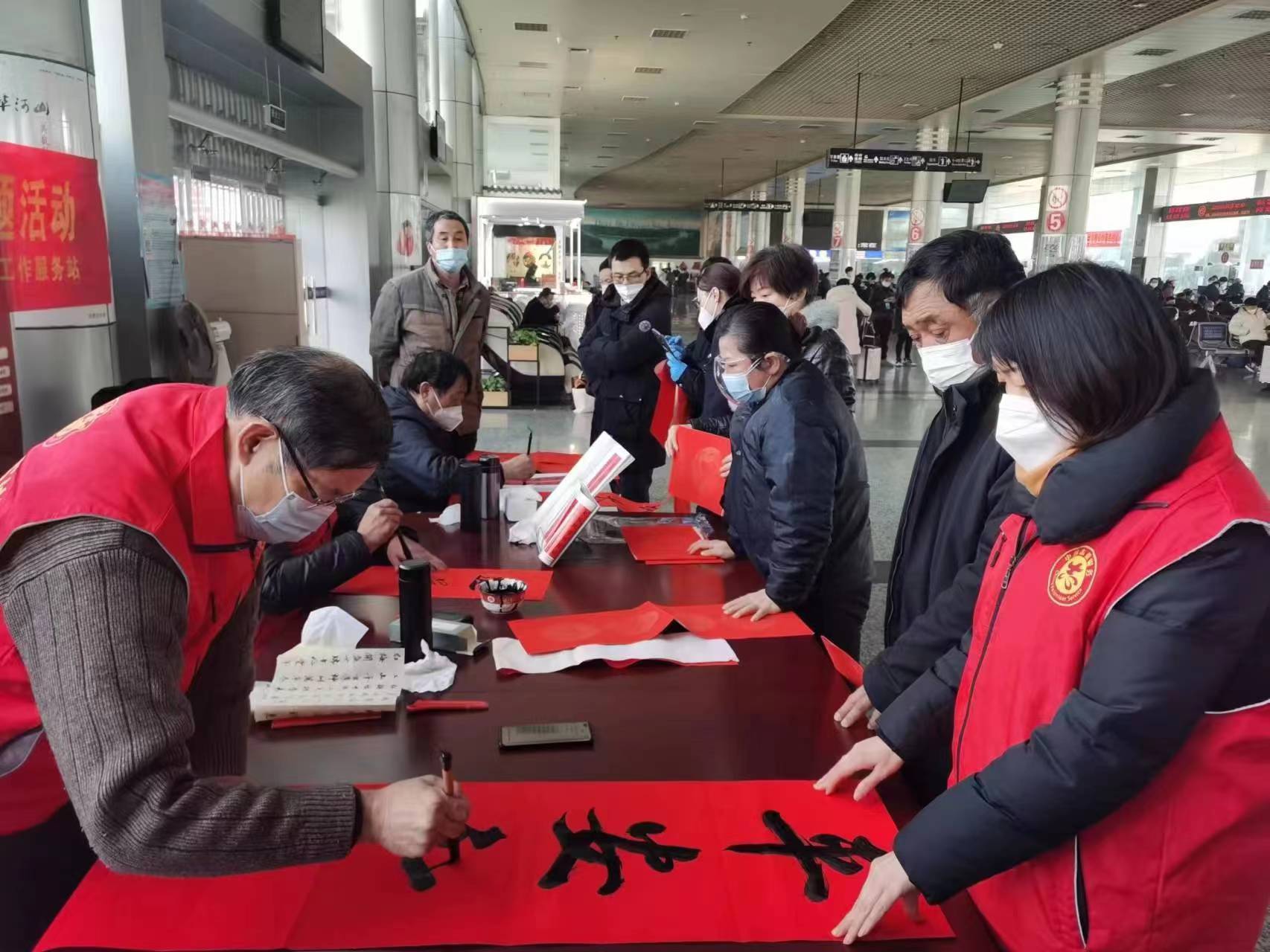 春运首日，合肥瑶海交警开展“安然春运、交警同业”交通平安宣传活动