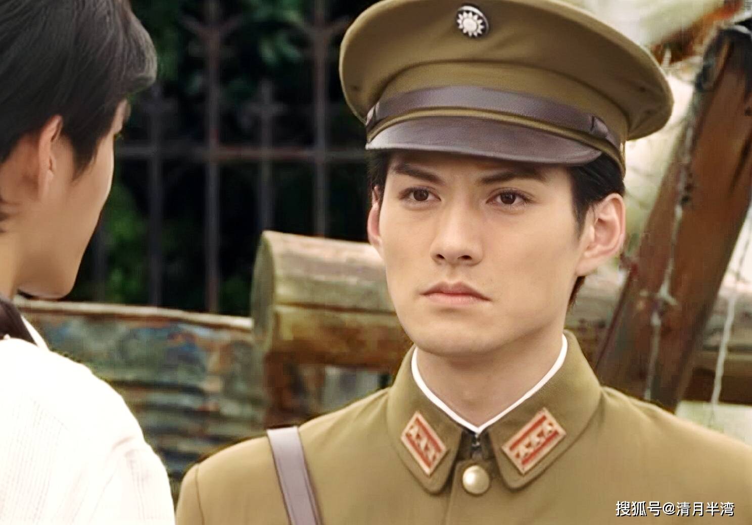 因为颜值足够高,大二那年严屹宽就开始有了戏约.