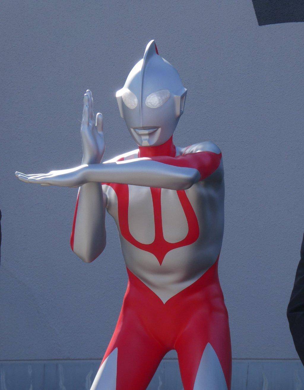 新奥特曼塑像公开:没背鳍没有计时器甚至没有身材肌的曼哥哥_初代