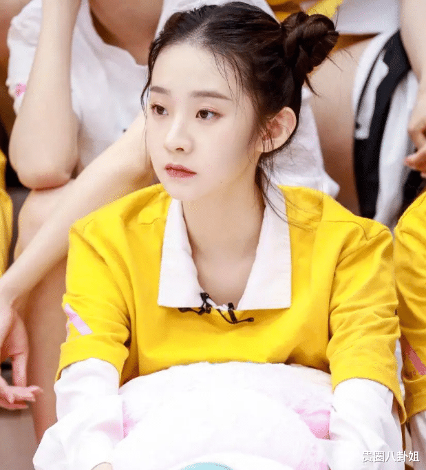 现在大部分的声音都在说张艺凡偷走了徐艺洋的成团位,但其实徐艺洋