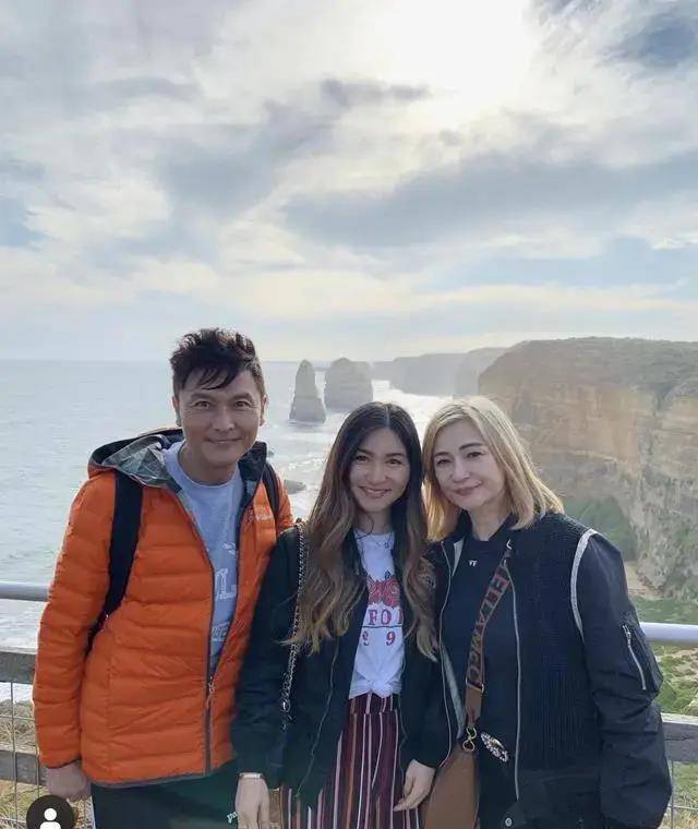 关礼杰,今年已经58岁了,他对妻子十分深情,两个女儿很漂亮_电视_安娜