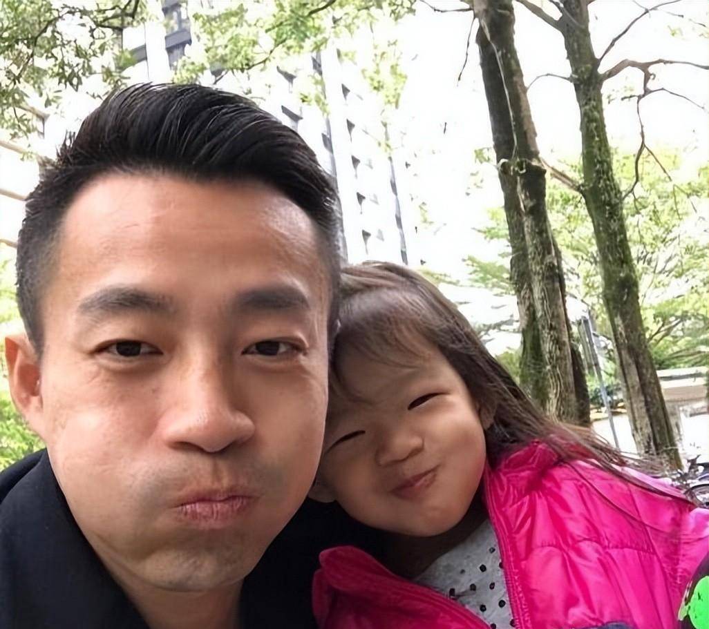 汪小菲和大s之间,汪小菲明显的要比大s爱女儿多一些,但是也是仅限于多