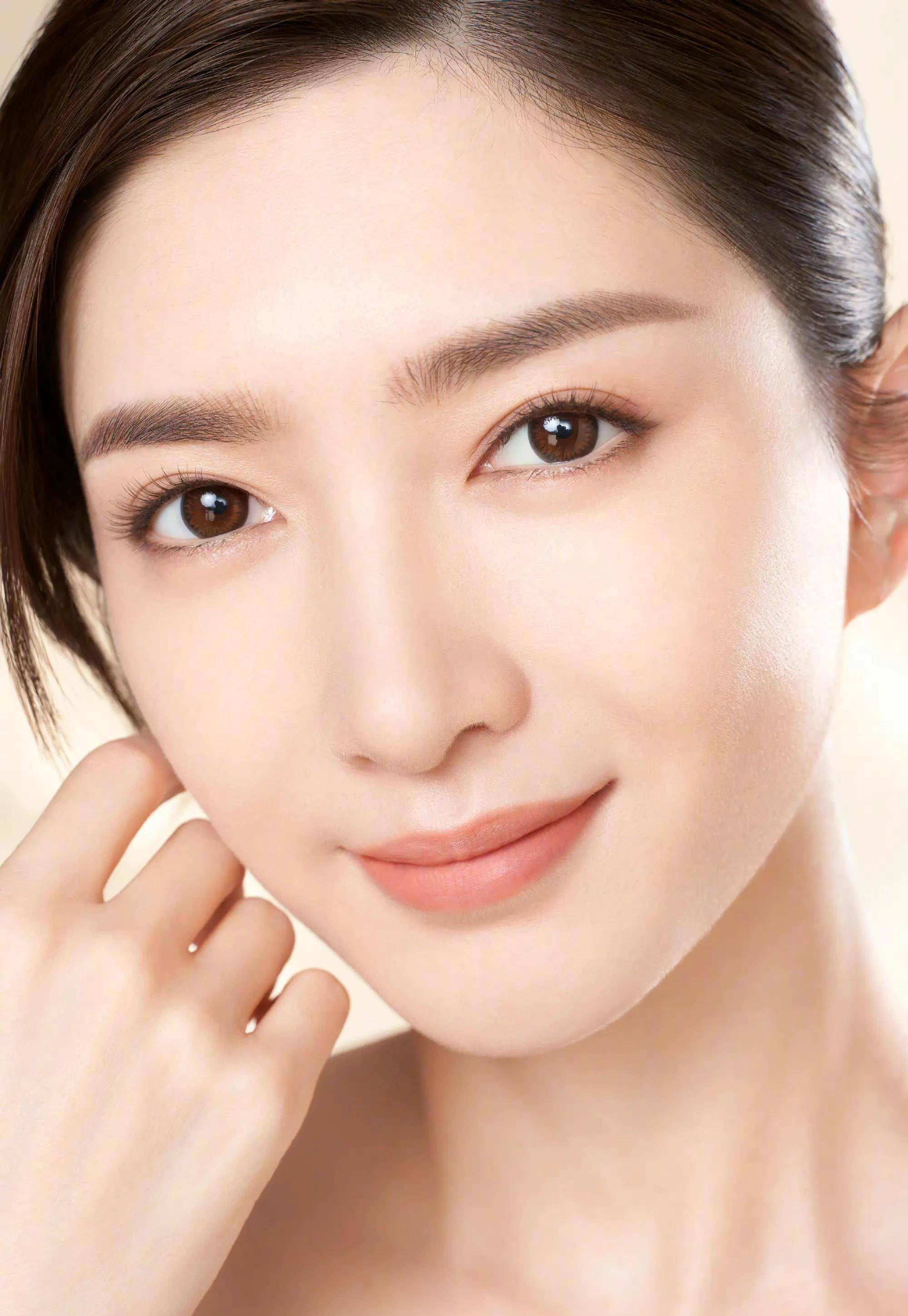 江疏影皮肤白皙宛如女神,漫画腿时尚又迷人,让人目不暇接