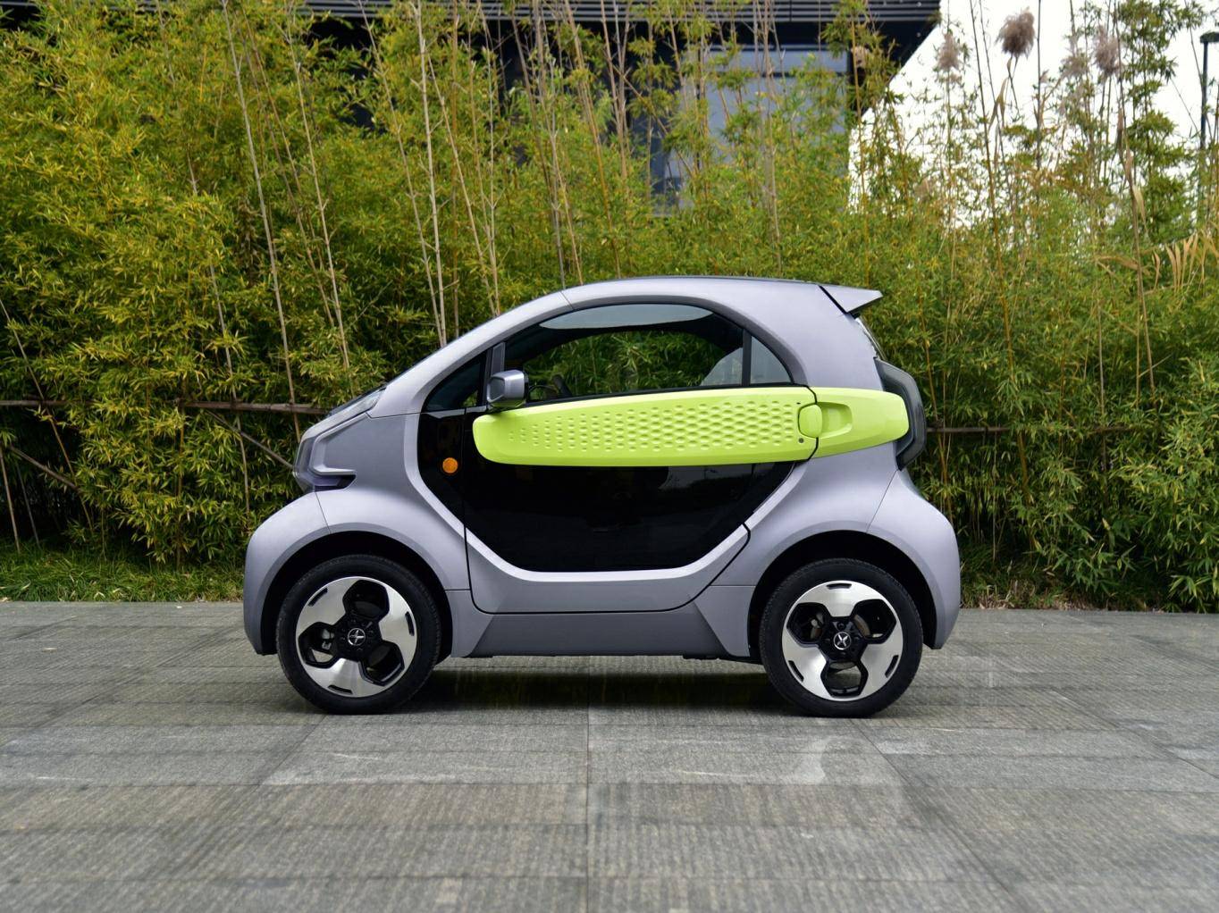 整车采用了单厢车的造型,有点类似早期smart车型,尺寸非常小巧.