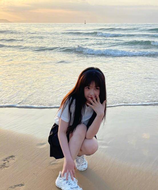 虞书欣晒超美海边照,清纯"少女脸"美到爆,妥妥的校园剧女主!
