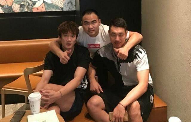 丁彦雨航回国,接机的果真是他,好友相逢又别离,网友感叹真爱_翟晓川