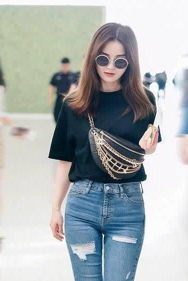 如果再加上微胖的身材,很容易将身上的肉肉勒出痕迹,而且整体也显得很