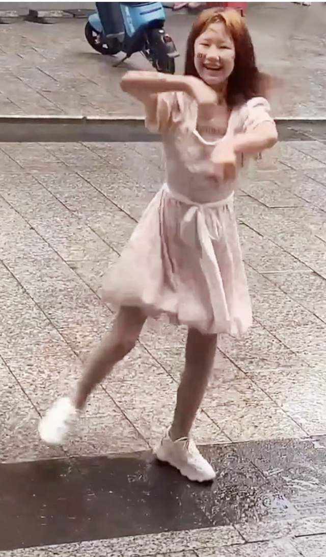 19岁网红被曝当街踢踹残疾人,抢钱后将其撕碎,本人疑有精神问题_文桥