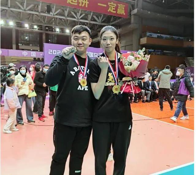 原天津女排队长与男友秀恩爱,夺冠现场合影太甜_杨毅来_杨怡_巴尔加斯