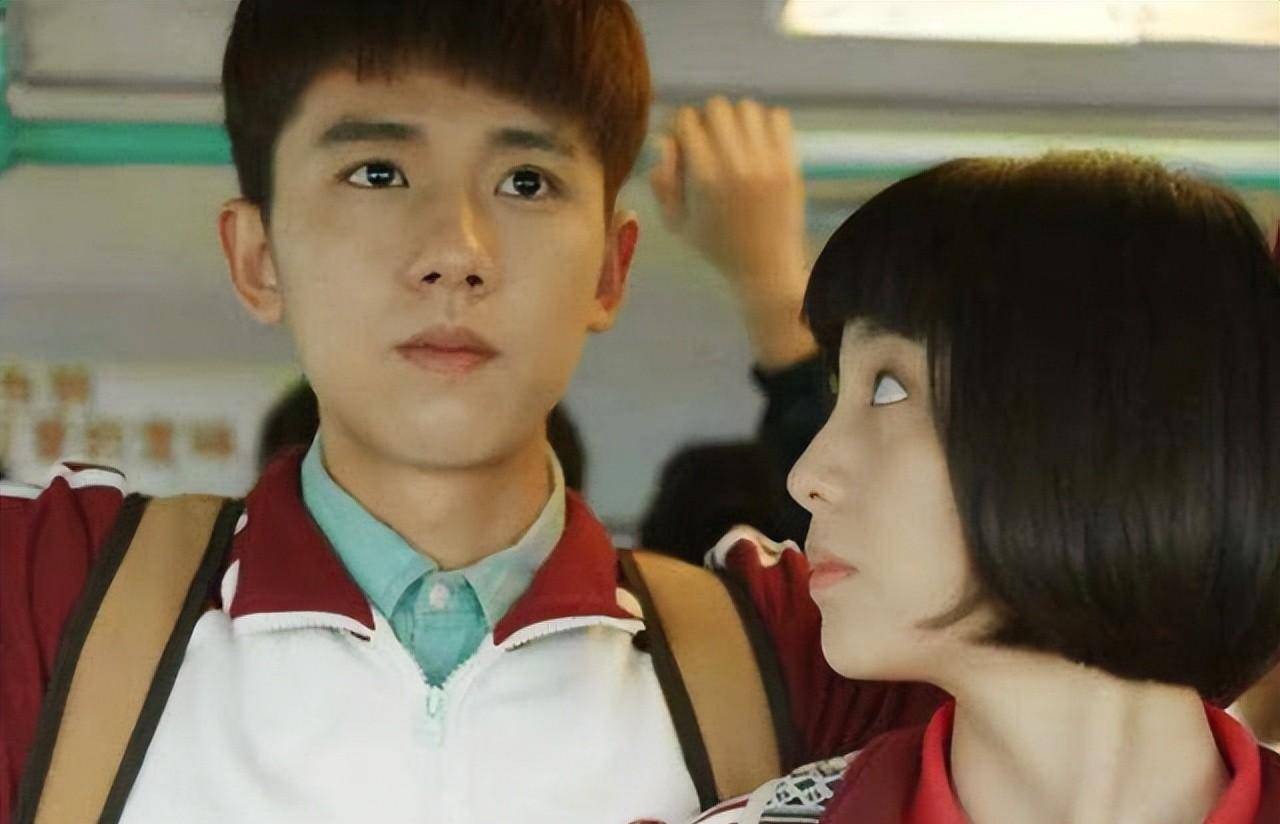 由汤敏饰演的安然偶像歌手出身的汤敏,在2022年上映的《半个喜剧》