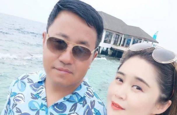 乡爱长贵扮演者王小宝近照,发福明显肚腩突出,小19岁妻子罕现身_视频