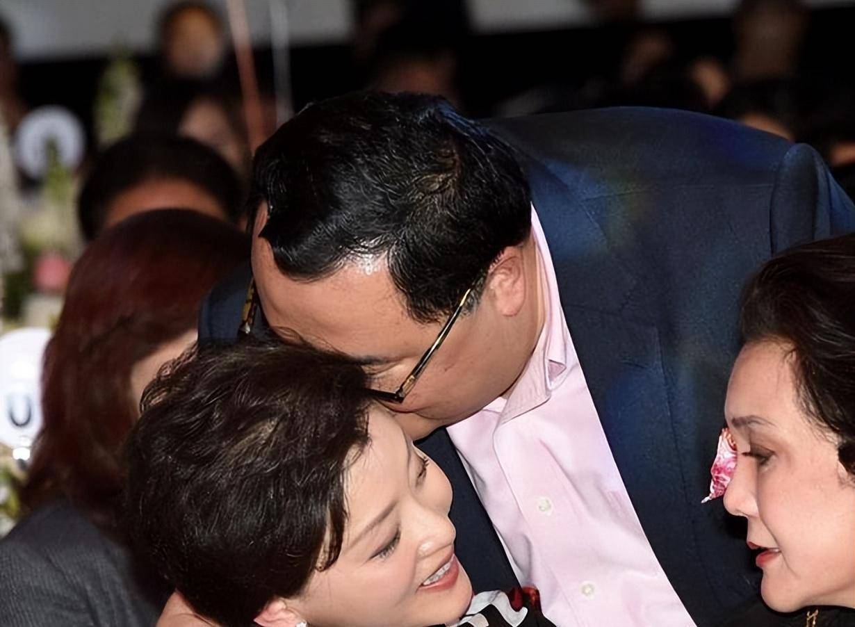 杨澜:婚内劈腿亿万富豪,美女配野兽,不为金钱只为爱!