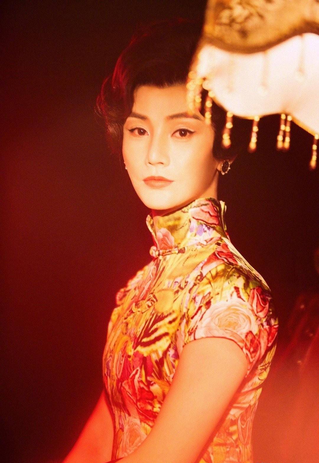 孙坚以旗袍女装回归百变大咖秀,致敬张曼玉被认成是自己妈_造型_照片