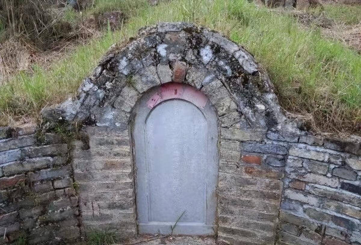 譬如《民间杂谈》中就撰写着"瓦罐坟"是我国云南某