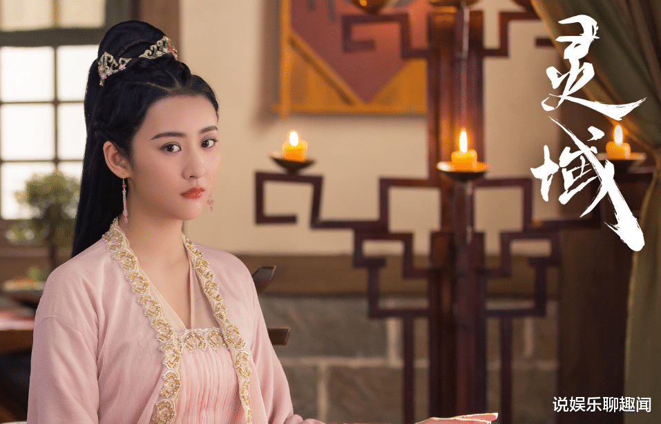 女三是由马月饰演的谢静璇,马月也是一位新人演员,只不过出道后主演的