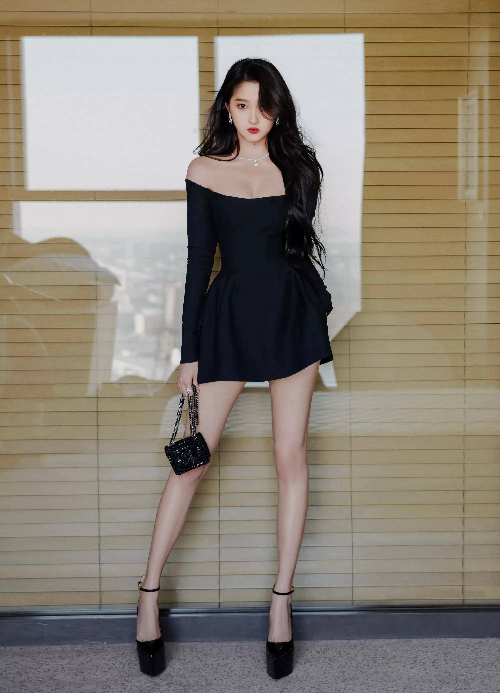 赵露思和lisa都属于短脸,这件吊带露锁骨显得不那么幼态,在搭配项链上