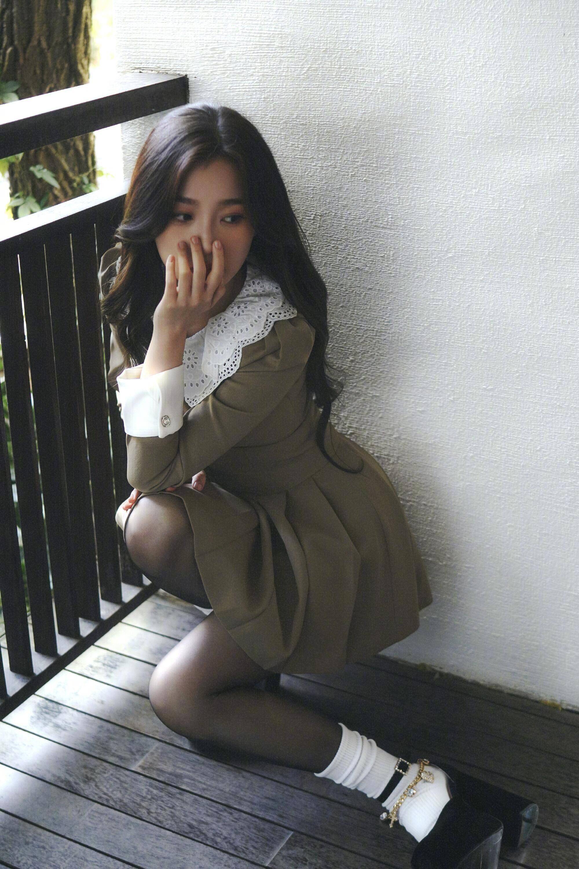 冬天别再露脚踝了!"黑丝 白袜"的网红式穿搭,显腿长还很时髦