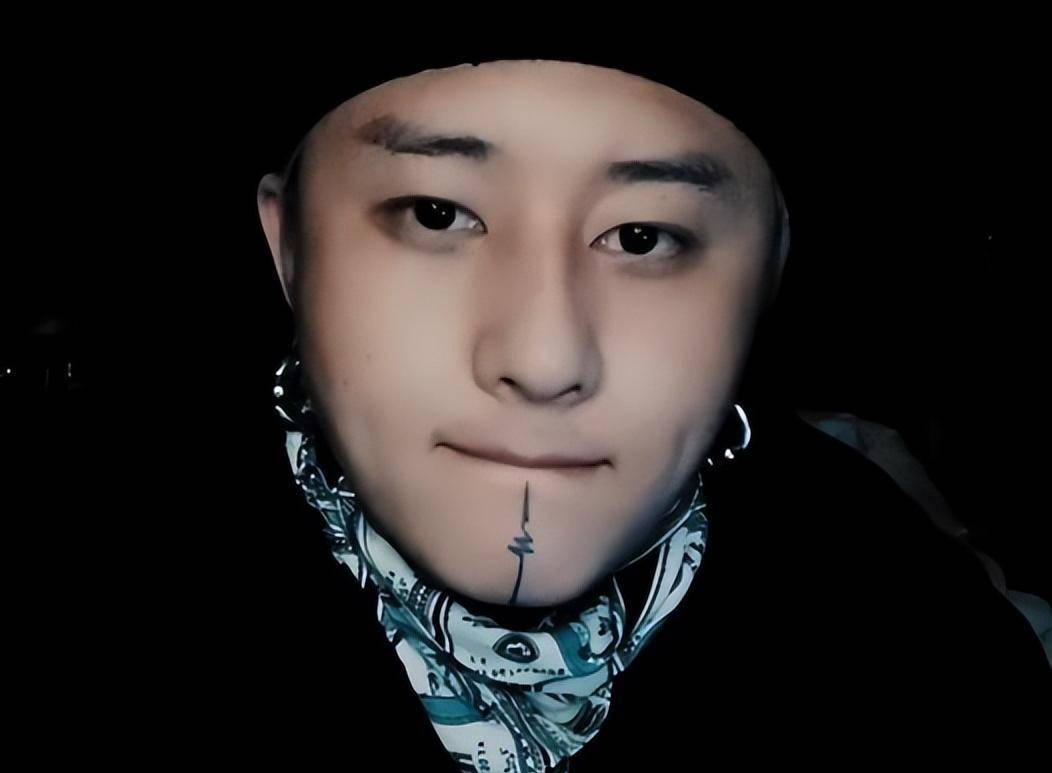 从胳膊到脖子,再到下巴等,全部纹着纹身的方丈,直播时很别扭,让网友看