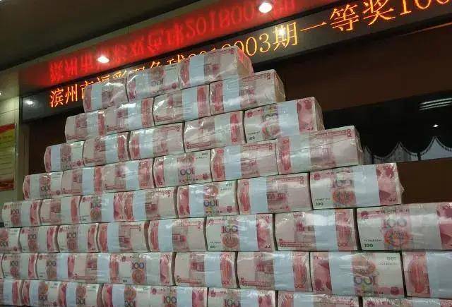 一个月工资3000块钱的人,突然中了8000万的彩票,他还会上班吗?