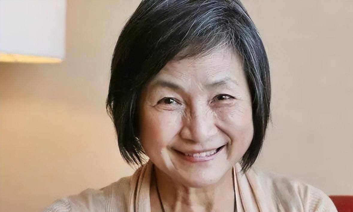 应付这些伤病带来的疼痛,不过随着年纪越来越大,郑佩佩的身体状况也