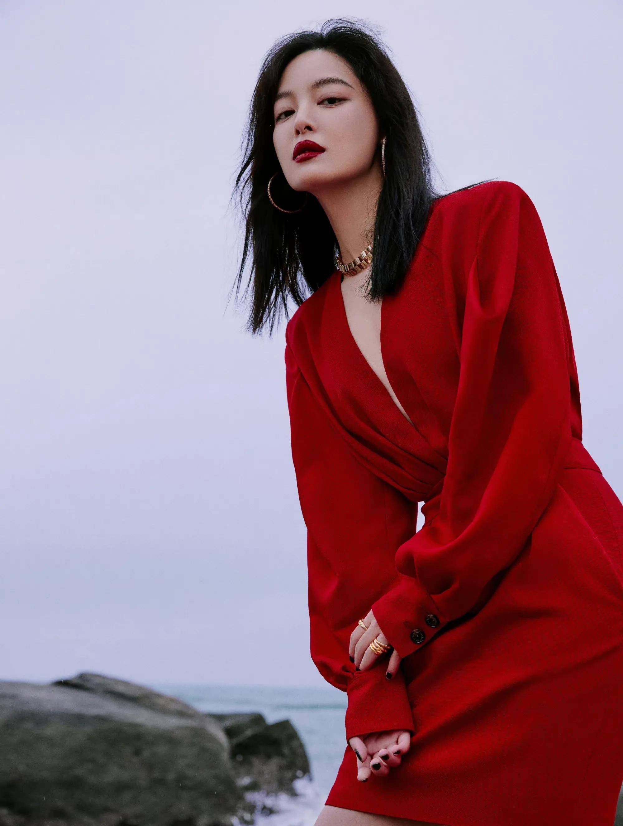 辛芷蕾红裙海边质感大片,美艳明媚,酷飒不羁._海水_中国_明星