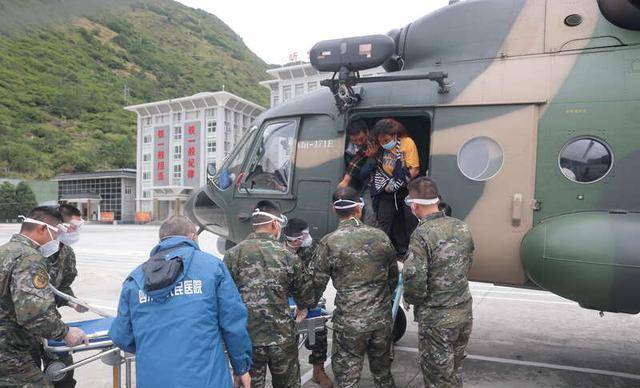 飞翔在灾区上空的"生命之鹰"_机组_救援_伤员