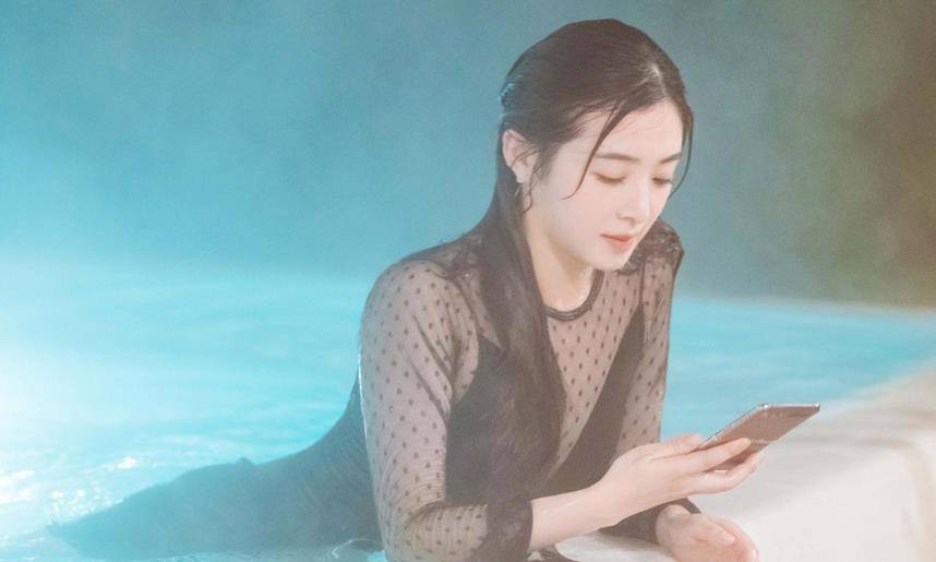 31岁张含韵晒泳池照,看了照片之后,网友:感觉自己要流鼻血!