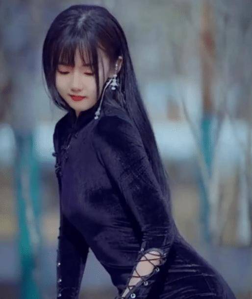 "吃个桃桃"被封后心不甘,特晒旗袍照,网友:赶紧变性吧_风小逸_艾比