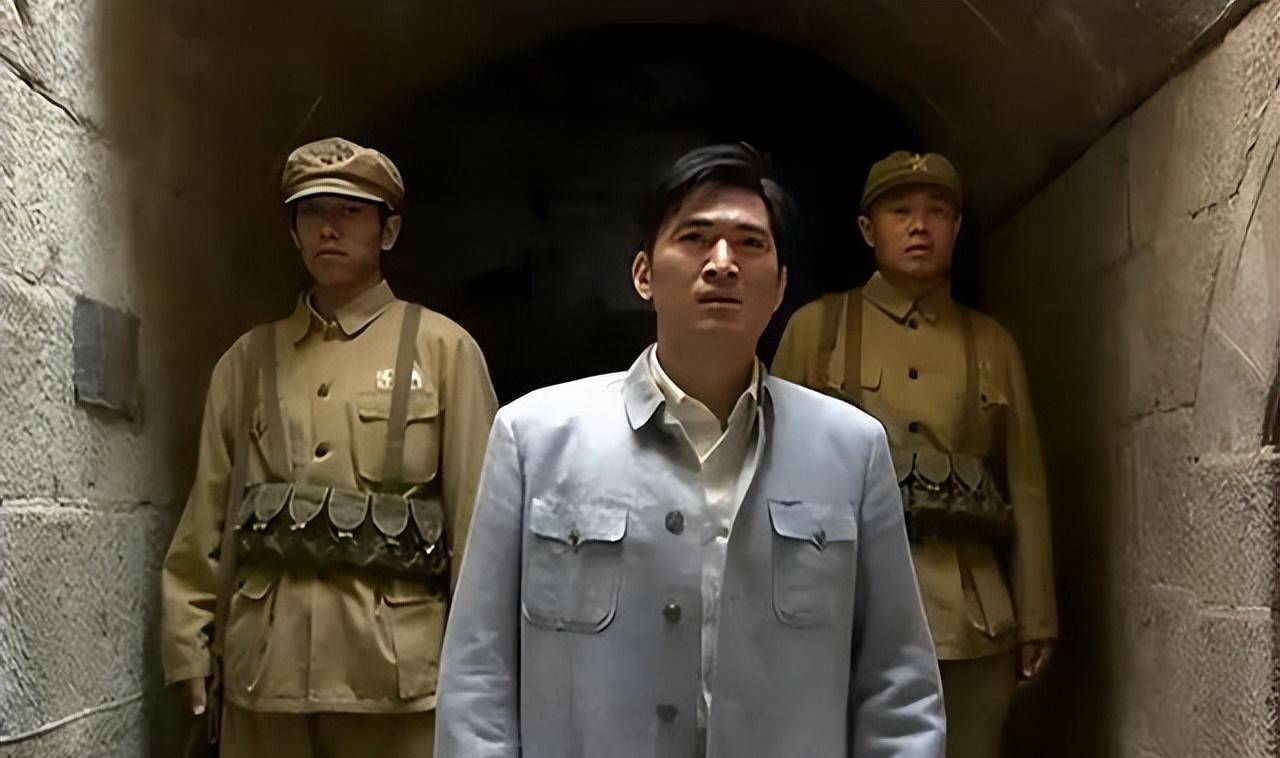 1975年,周养浩刚被特赦就露出真面目:原来监狱里的积极都是装的_特务