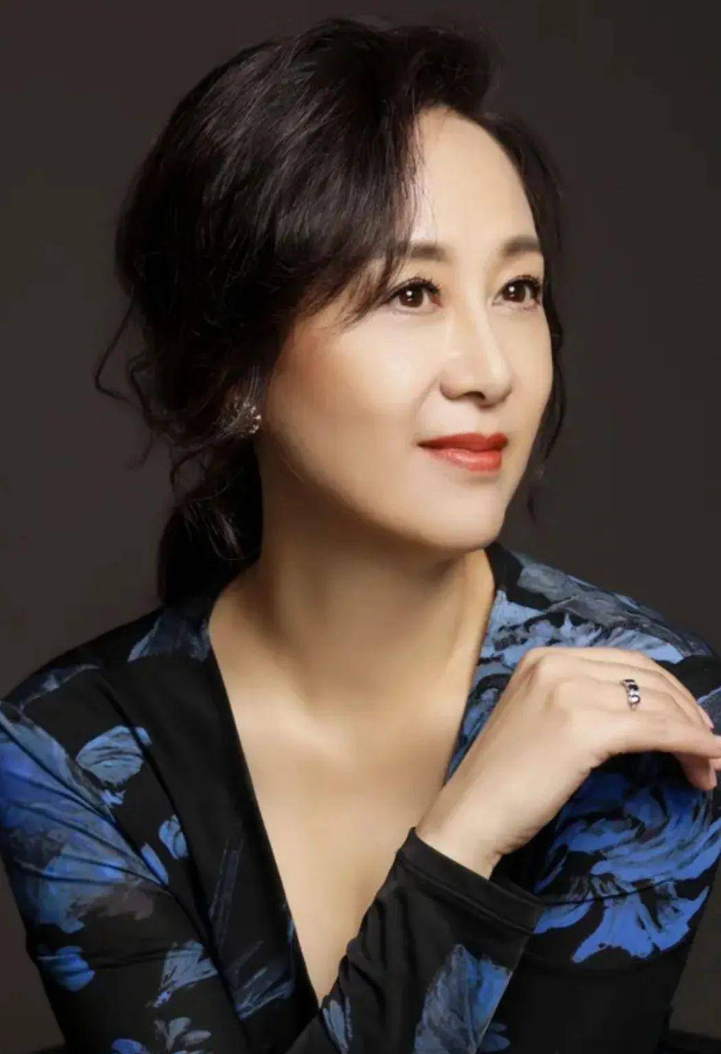 吴玉芳说她不后悔,事业虽然有停滞,可她拥有了最好的家庭和至亲至爱的