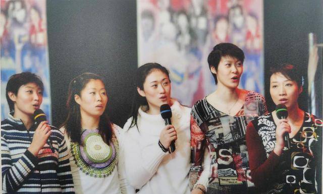 女排奥运冠军晒出13年前珍贵照,与队友十指相扣太