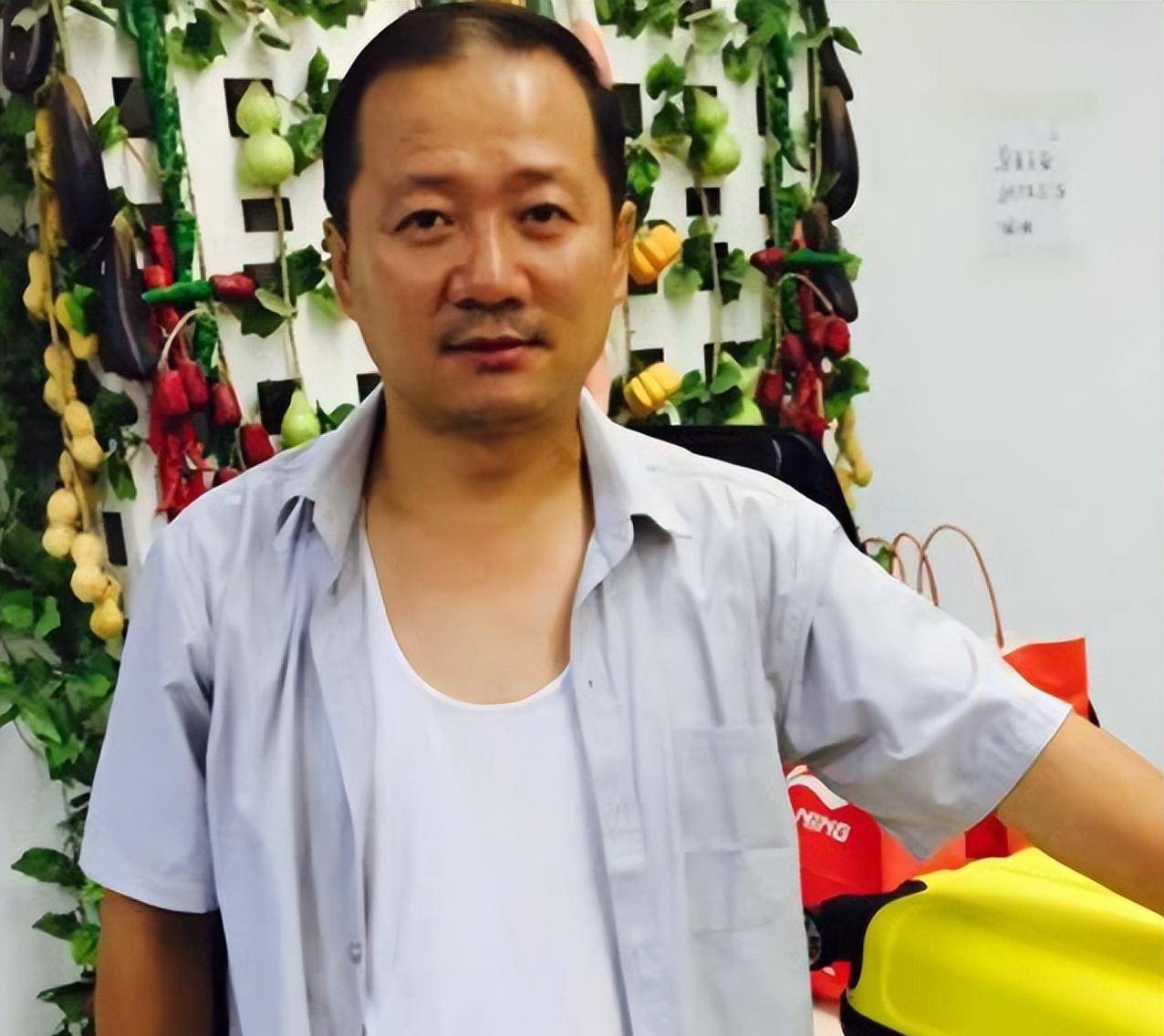 他花了大量的时间来学习二人转,因为没有师傅,所以他一直都是靠自己